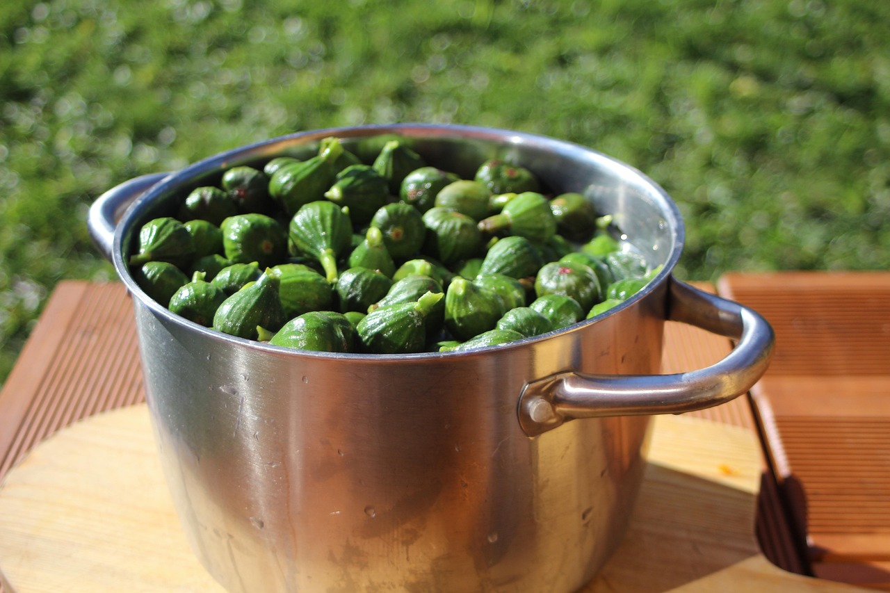 Fichi freschi disposti su un tavolo, pronti per essere conservati.