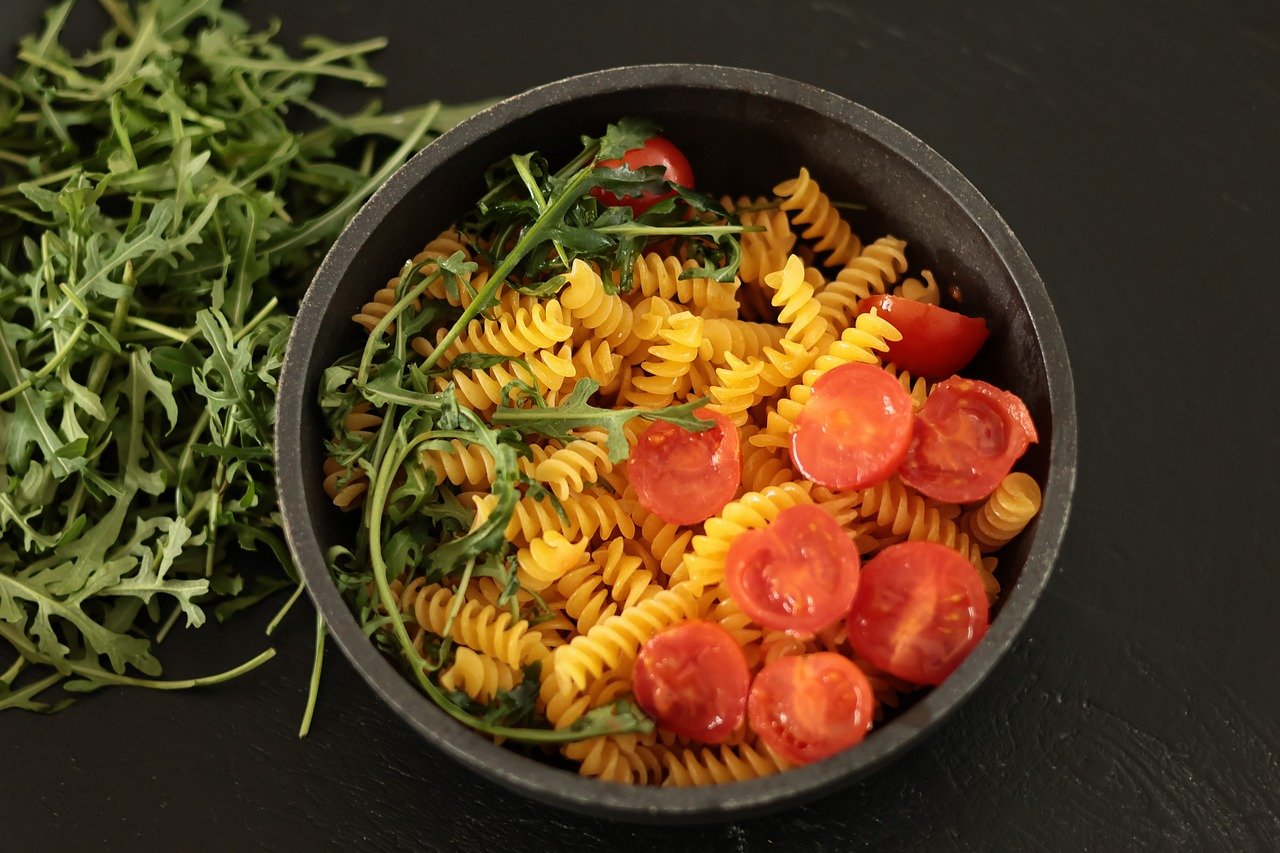 Piatto di pasta con verdure, simbolo del metodo della nonna per abbassare la glicemia.