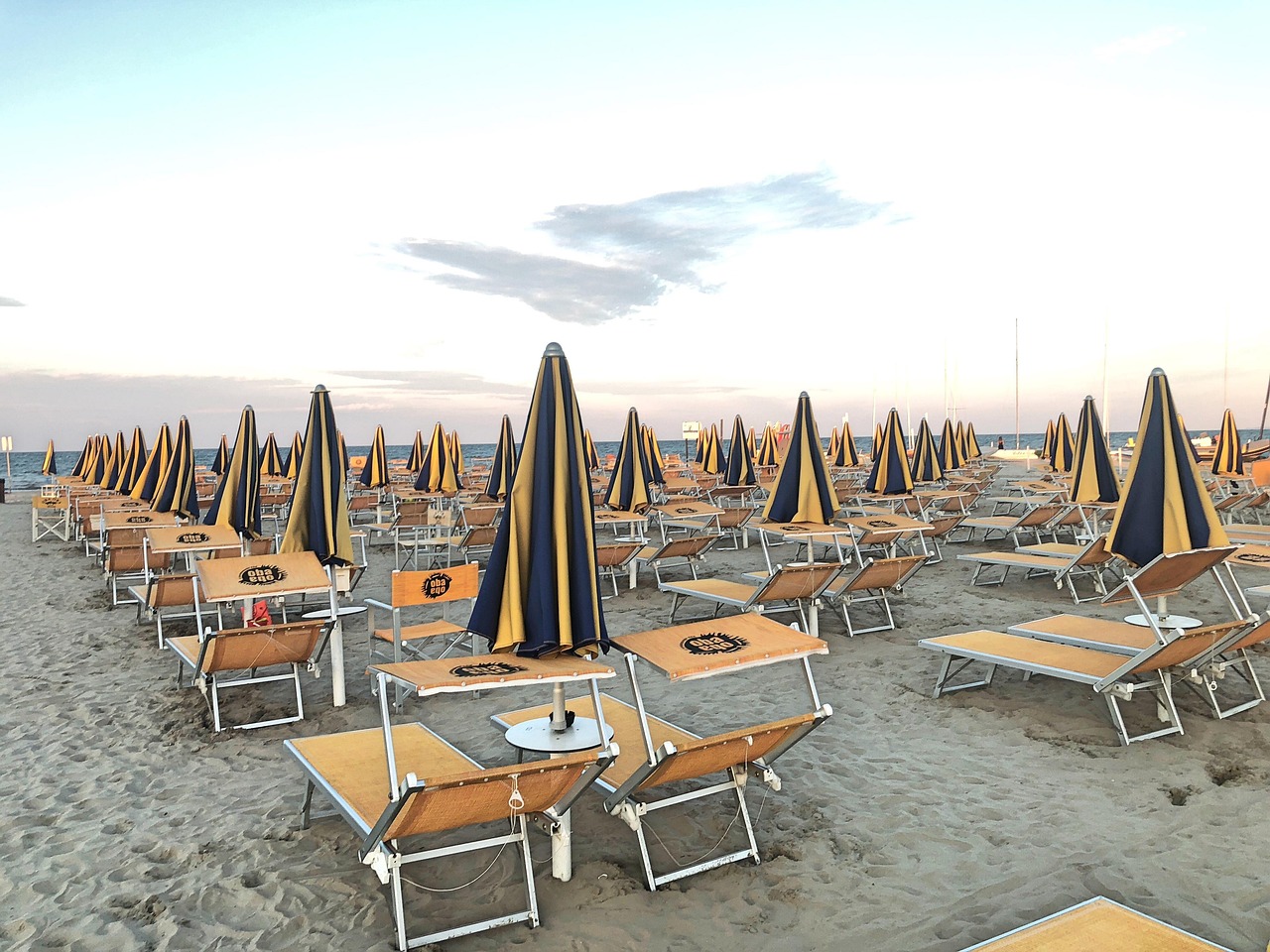 Alba a Jesolo: spiaggia deserta con onde calme e cielo colorato.