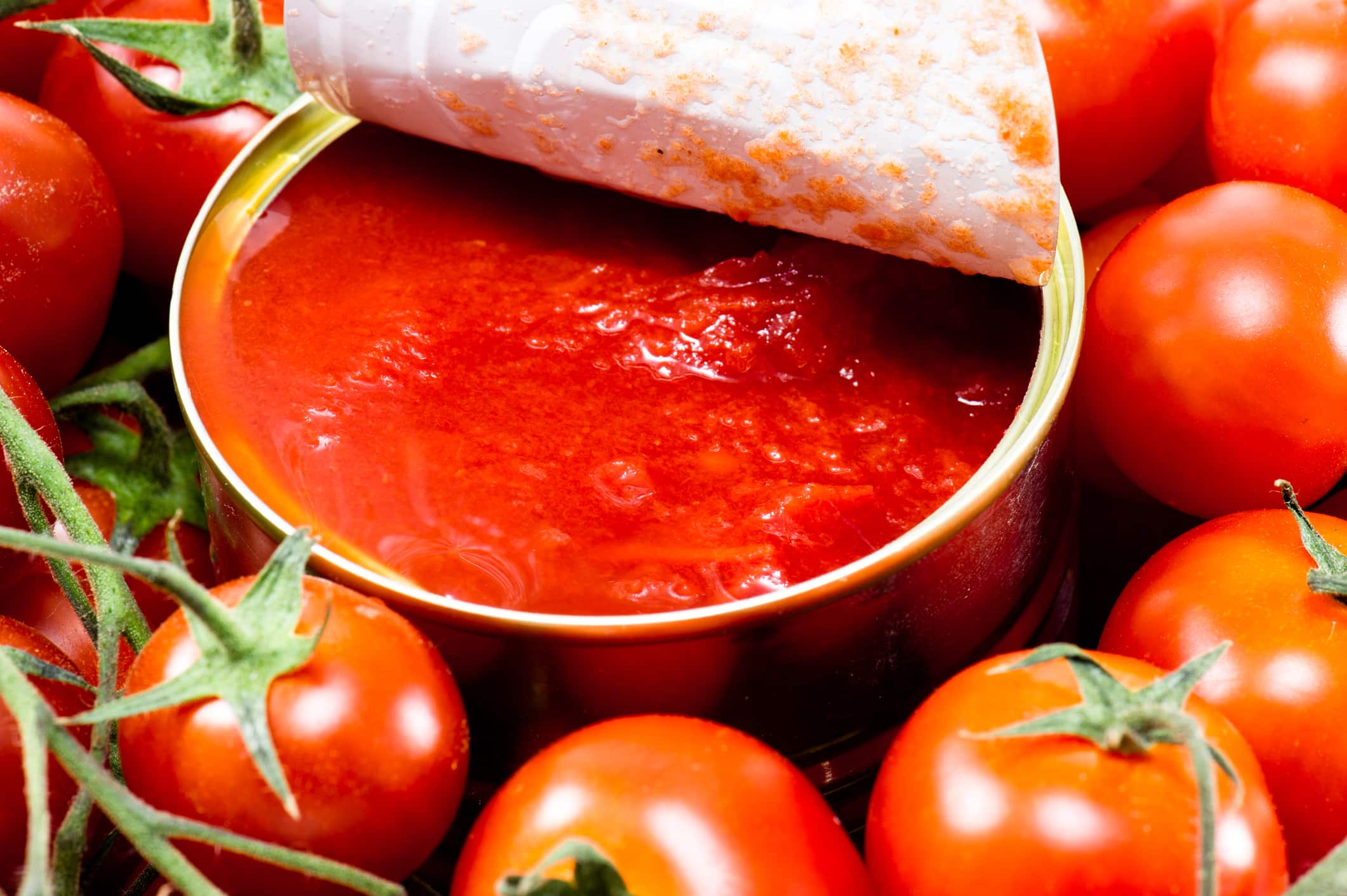 Salsa di pomodoro con etichetta evidenziata, evidenziando preoccupazioni su tossine e veleni.