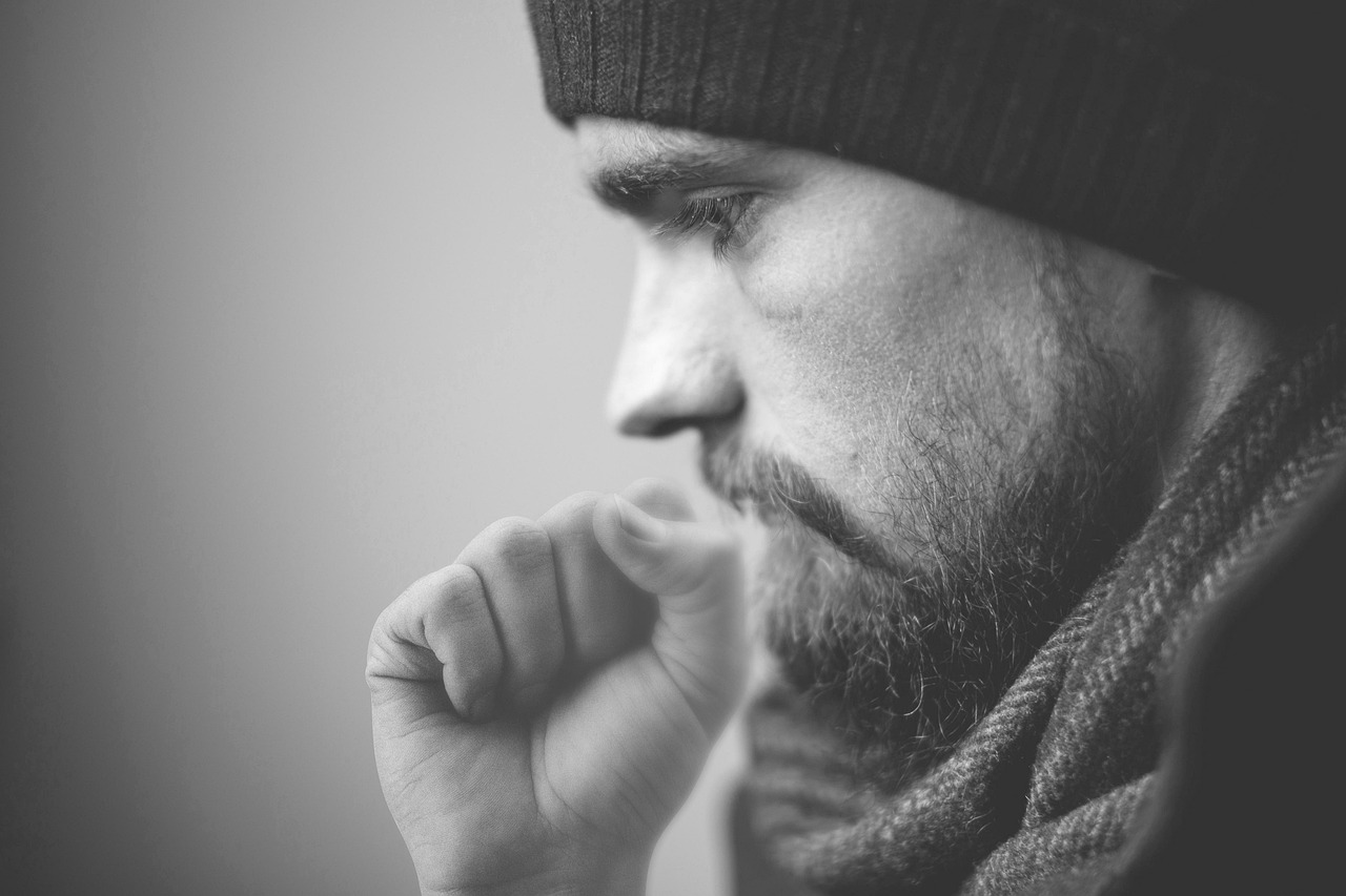 Immagine di un medico che esamina le corde vocali di un paziente con voce rauca.