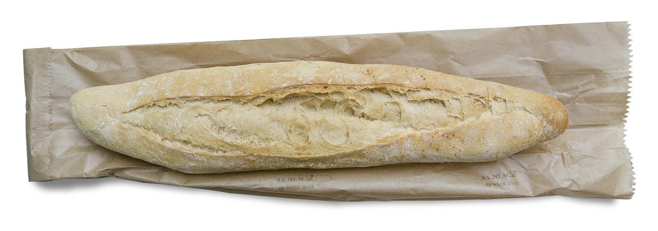 Sacchetto di carta con pane fresco, per mantenerlo morbido in frigo senza farlo seccare.