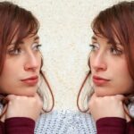 Persona che conversa con un'altra, intensamente fissata negli occhi, simbolo di connessione e comunicazione.