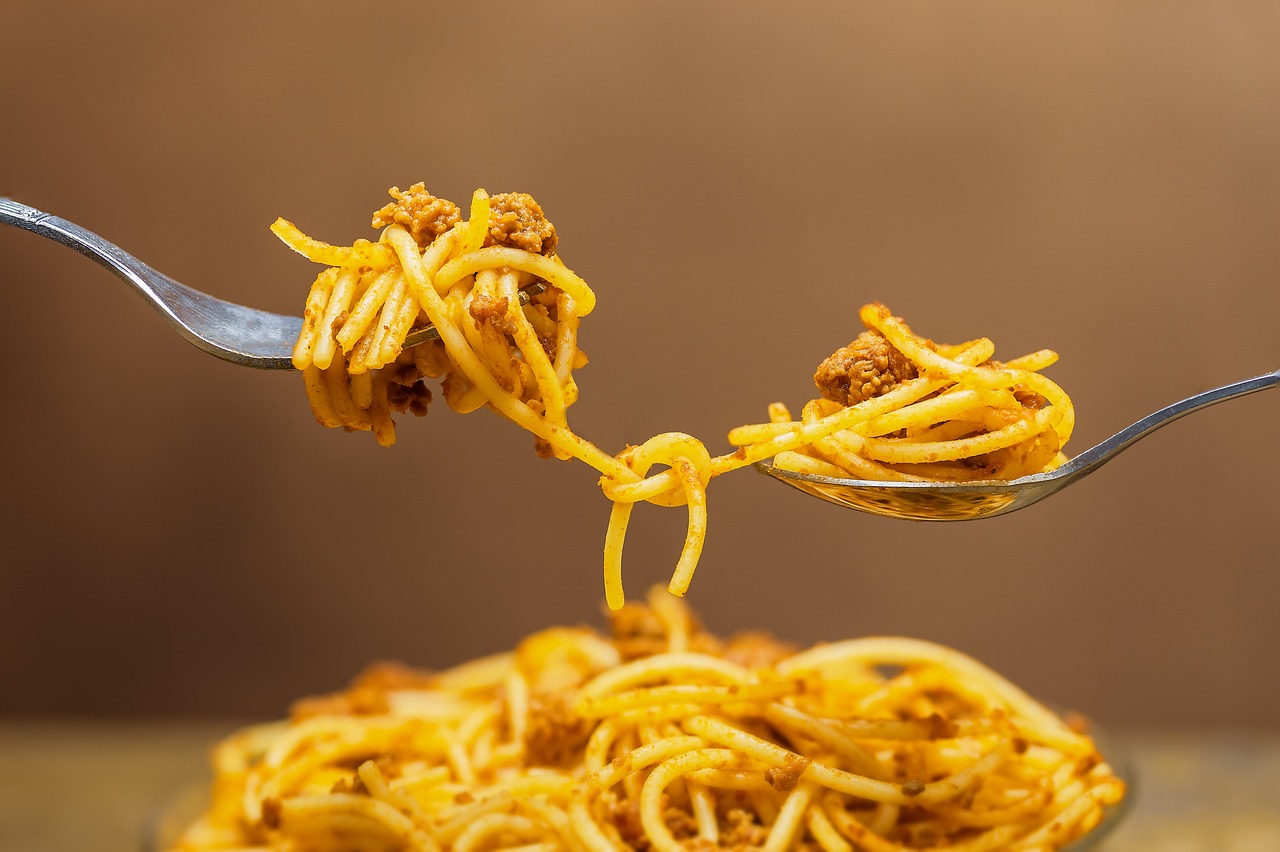 Pasta al dente servita su un piatto, con evidenza della consistenza e del colore.