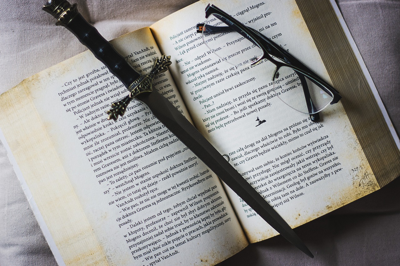 Copertina del libro "Il Segreto del Re" di Macaluso, con elementi medievali e un'atmosfera misteriosa.