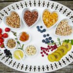 Alimenti salutari per abbassare il colesterolo, come frutta, verdura e cereali integrali.