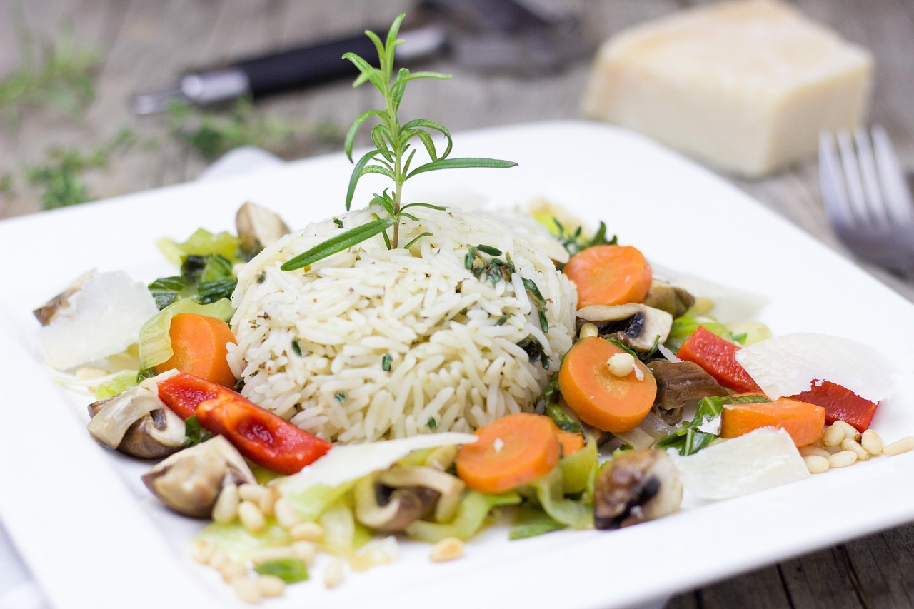 Riso basmati cotto con verdure fresche in un piatto, ideale per abbassare l'indice glicemico.