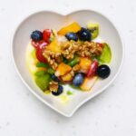 Yogurt scaduto con etichetta visibile e un cucchiaio pronto per essere servito.