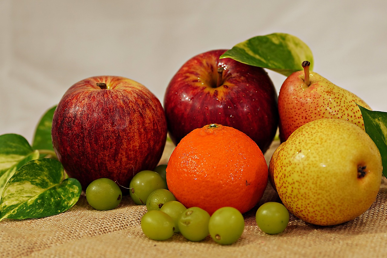Frutta servita dopo un pasto, con avviso sui possibili effetti sulla digestione.