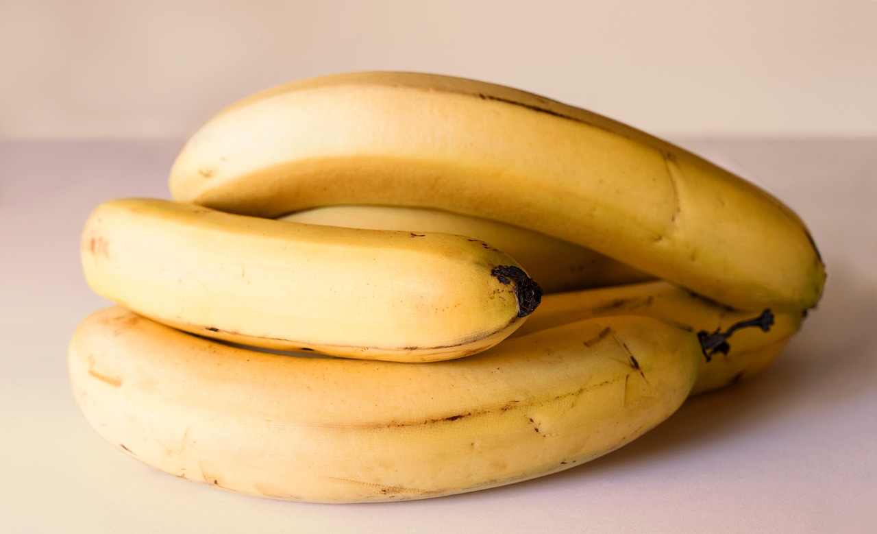 Banane mature conservate in un cesto, simbolo della freschezza secondo il segreto della nonna.