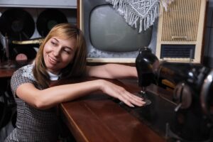 Pane fresco conservato con il trucco dei panettieri, affiancato a una macchina da cucire vintage.