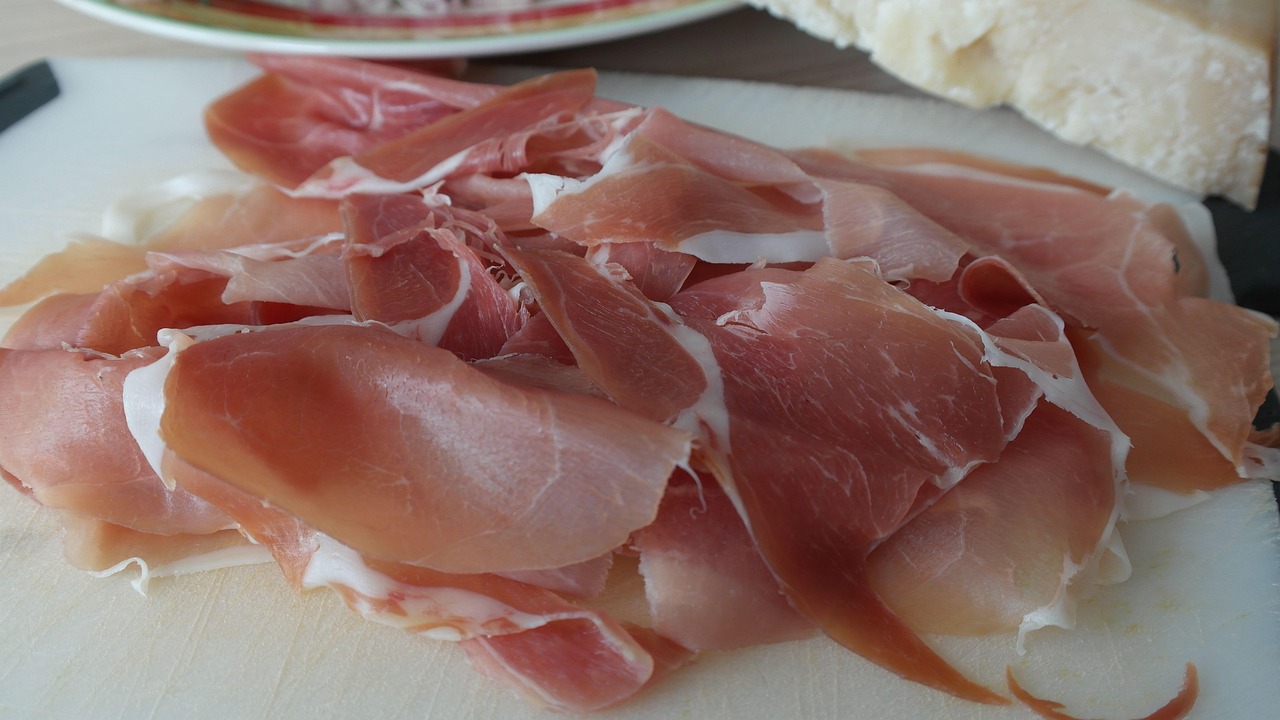 Immagine di un prosciutto crudo con etichetta di una marca sconsigliata per motivi di salute.