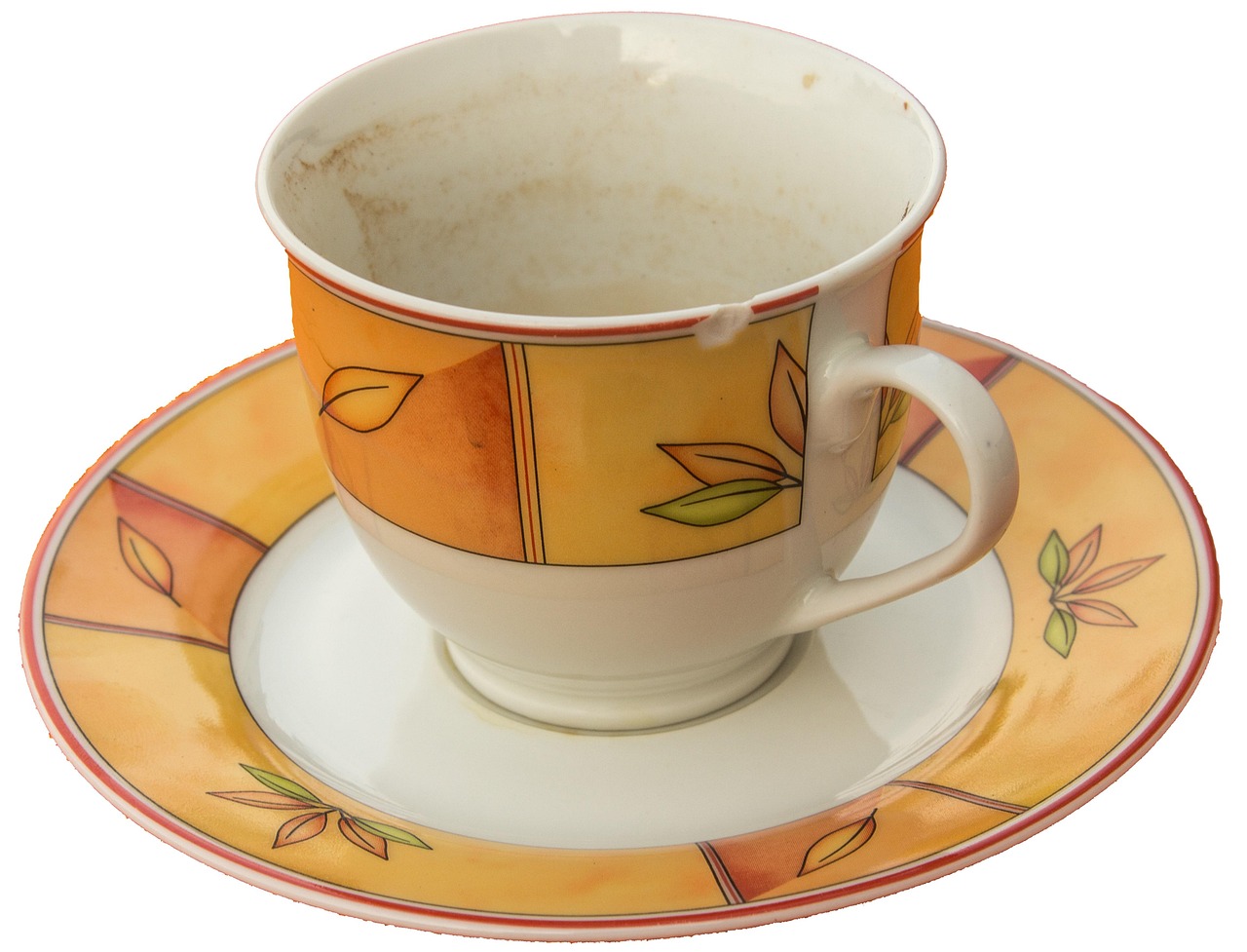 Tazzina di caffè con macchie, circondata da prodotti per la pulizia e un panno.