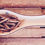 Pasta integrale servita in un piatto, evidenziando la sua consistenza e aspetto rustico.