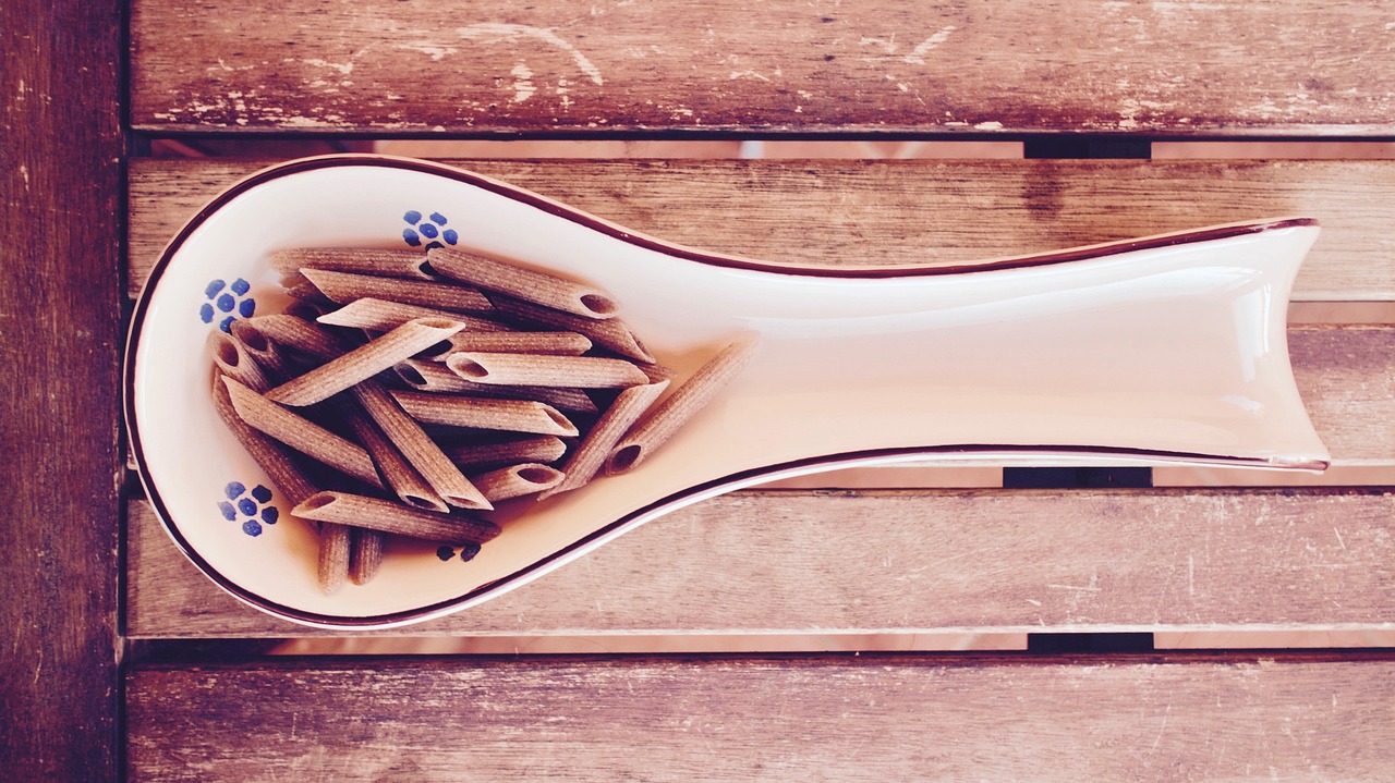 Pasta integrale servita in un piatto, evidenziando la sua consistenza e aspetto rustico.