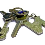 Immagine di una persona pensierosa con chiavi e foglietti di appunti, simbolo della mancanza di vitamina B12.