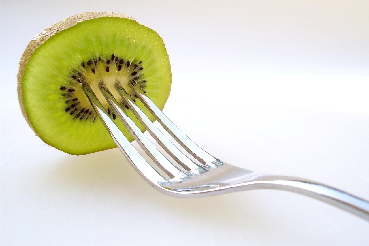 Kiwi freschi su un tavolo, simbolo di una dieta sana e delle sue possibili conseguenze.