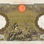 Monete antiche e banconote rare in esposizione per la vendita in un mercatino numismatico.