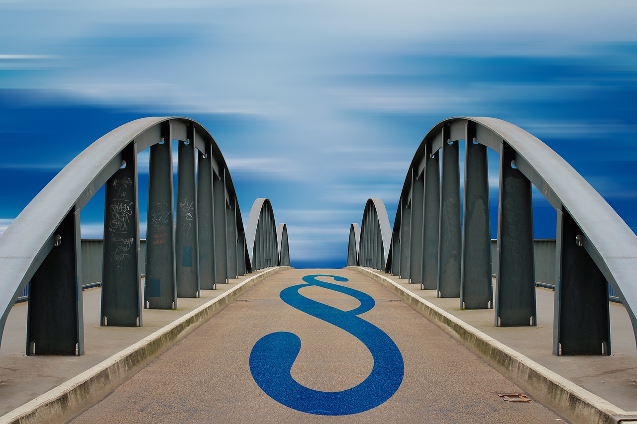 Manifestazione contro la modifica della Legge 104, con cartelli e striscioni di protesta.