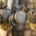 Catenine d'oro usate su un tavolo, simbolo di opportunità di vendita nel mercato attuale.