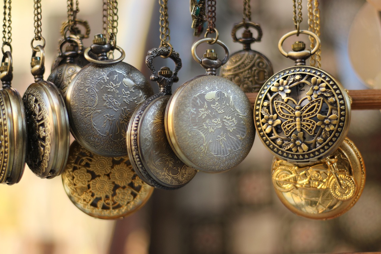 Catenine d'oro usate su un tavolo, simbolo di opportunità di vendita nel mercato attuale.