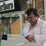 Immagine di un tabaccaio con Gratta e Vinci in evidenza e un sorriso soddisfatto.