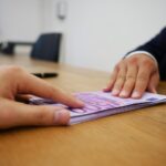 Rappresentazione grafica dell'Agenzia delle Entrate con simboli di attesa e rimborso fiscale.