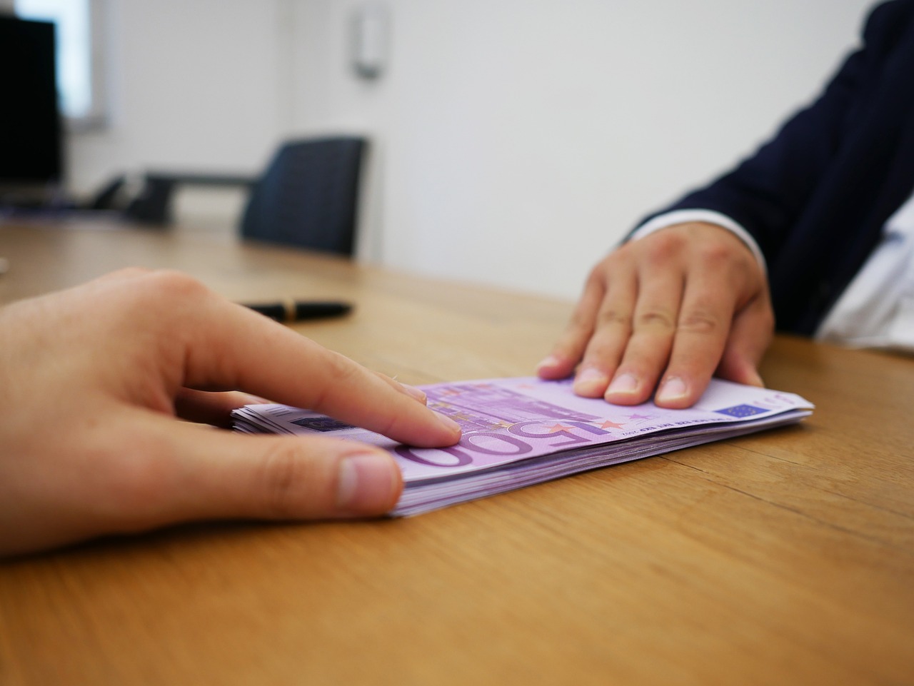 Informazioni su sospensione assegno di accompagnamento con grafica illustrativa.