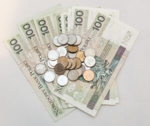 Pensionati felici con documenti sulla pensione, simbolo di aumento previsto per il 2026.