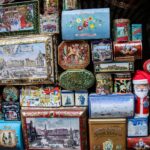 Scatole di latta vintage con design pubblicitario, simbolo di nostalgia e collezionismo.