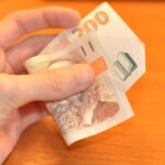 Studente che riceve supporto psicologico, simbolo di aiuto contro l'ansia e aumento dei fondi per il bonus.