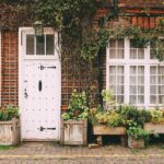 Immagine di un consulente finanziario che spiega la surroga del mutuo a un cliente.