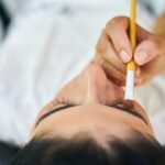 Immagine di una matita per sopracciglia e un volto con sopracciglia ben definite.