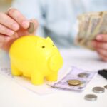 Grafico che mostra l'aumento del costo della vita e strategie per proteggere i risparmi.