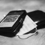 Anziano che consulta un documento sulla esenzione ticket sanitario.